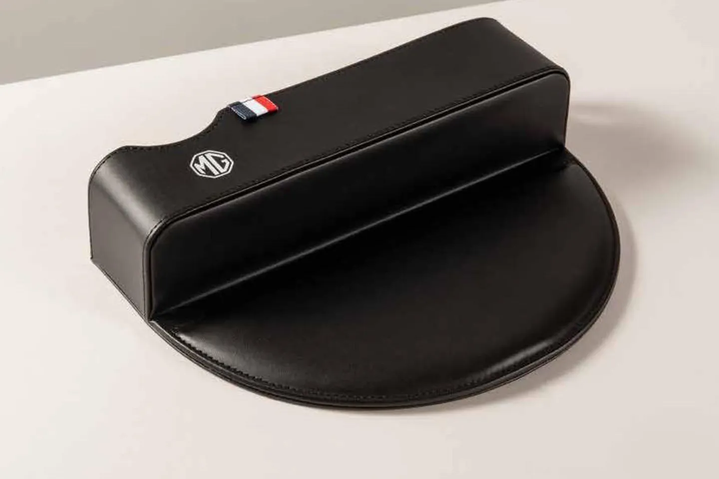 https://cdn.mgmotor.com.mx/storage/accesorios/generales/mg-generales-organizador-lateral-de-auto.webp